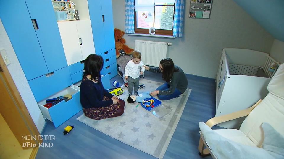Ivelina und Elena im Erziehungsvergleich Ivelina und Elena im Erziehungsvergleich