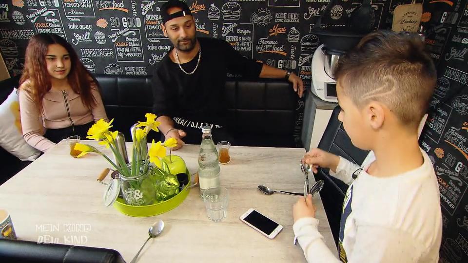 Malik hilft freiwillig im Haushalt Malik hilft freiwillig im Haushalt