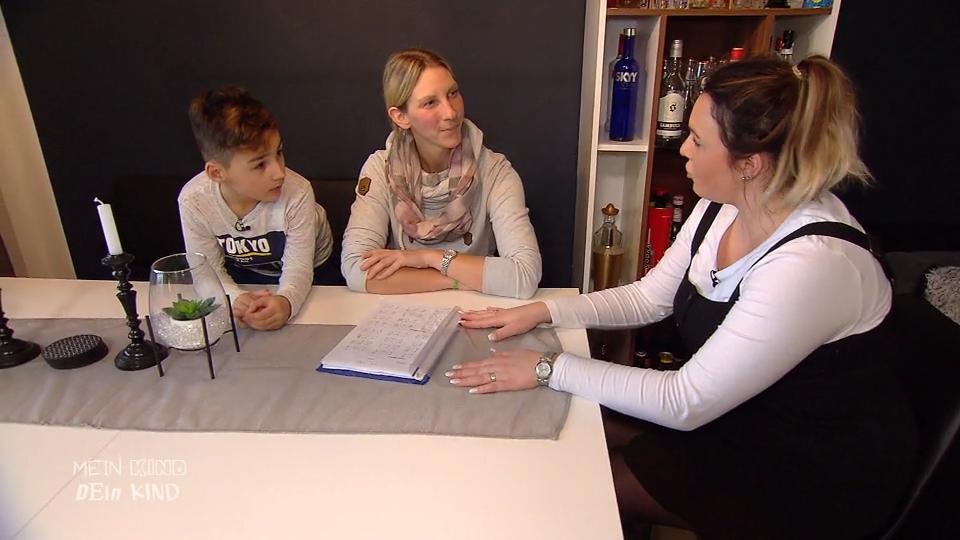 Svenja kontrolliert täglich die Hausaufgaben Svenja kontrolliert täglich die Hausaufgaben