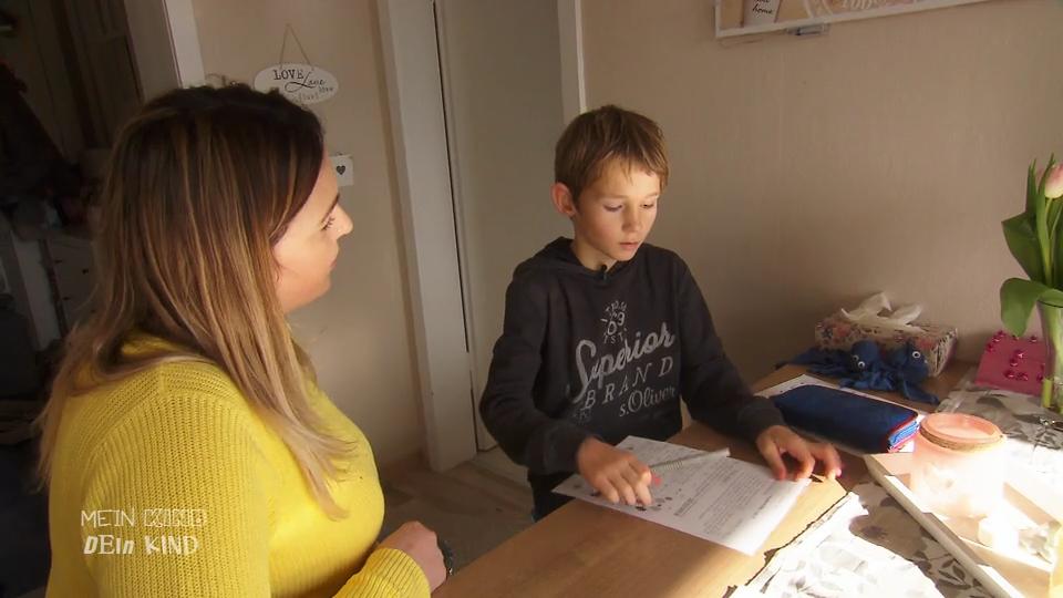 Mona druckt Colin Zusatzaufgaben aus Mona druckt Colin Zusatzaufgaben aus
