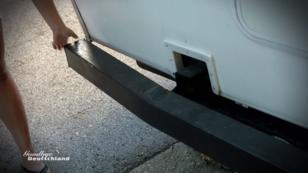 Das kaputte Auto muss repariert werden Das kaputte Auto muss repariert werden