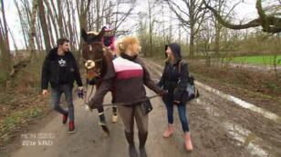 Saskias Tochter reitet mit 2 Jahren schon Saskias Tochter reitet mit 2 Jahren schon