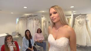Simone hat sehr genaue Vorstellungen von ihrem Kleid Simone hat sehr genaue Vorstellungen von ihrem Kleid