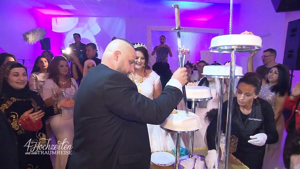 Hassan denkt sich eine ganz eigene Tradition aus Hassan denkt sich eine ganz eigene Tradition aus