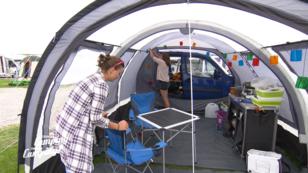 Laura und Vera richten sich gemütlich ein Laura und Vera richten sich gemütlich ein