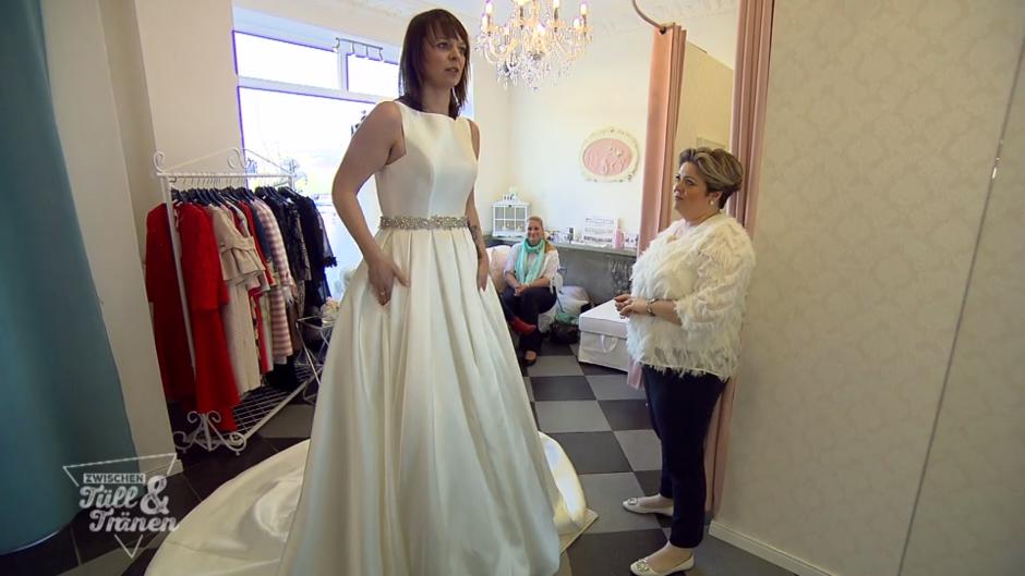 Wie fühlt sich Sandra im Prinzessinnenkleid? Wie fühlt sich Sandra im Prinzessinnenkleid?