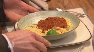 Jessy lässt die Bolognese-Bombe platzen Jessy lässt die Bolognese-Bombe platzen