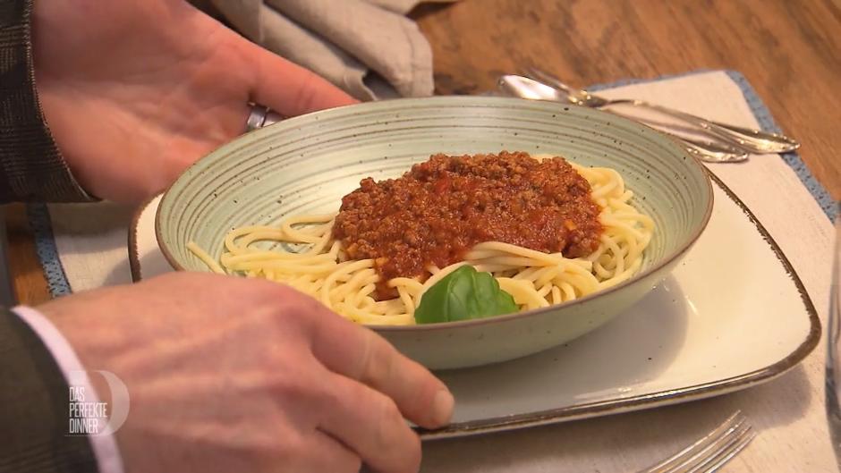 Jessy lässt die Bolognese-Bombe platzen Jessy lässt die Bolognese-Bombe platzen