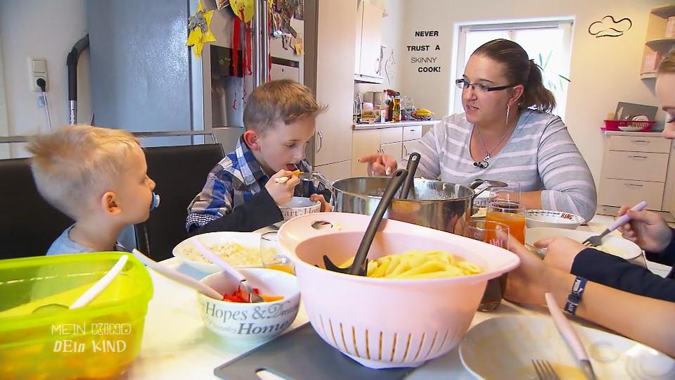 Die Kinder dürfen beim Essen nicht sprechen Die Kinder dürfen beim Essen nicht sprechen