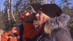 Miriam begleitet Nate bei seiner Arbeit Miriam begleitet Nate bei seiner Arbeit