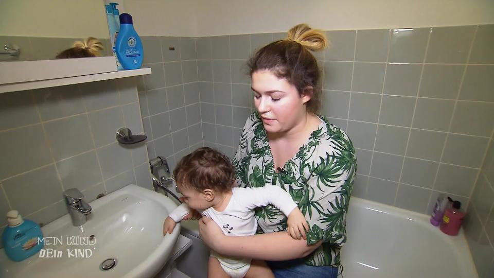 Isabella badet ihren Sohn jeden Tag Isabella badet ihren Sohn jeden Tag