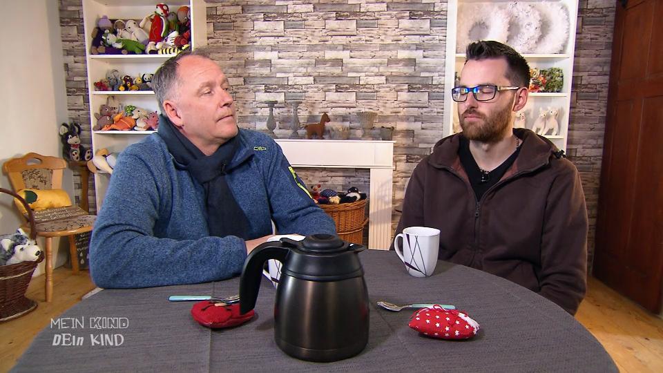 Axel bringt Bastian das Thema Meditation näher Axel bringt Bastian das Thema Meditation näher
