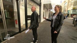 Corinna und Helmut stehen vor geschlossenen Türen Corinna und Helmut stehen vor geschlossenen Türen