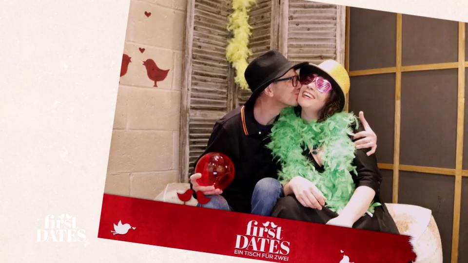 Laurian und Julia kommen sich in der Fotobox näher Laurian und Julia kommen sich in der Fotobox näher