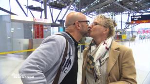 Auswanderer Ben verabschiedet sich von Frau Rosi Auswanderer Ben verabschiedet sich von Frau Rosi