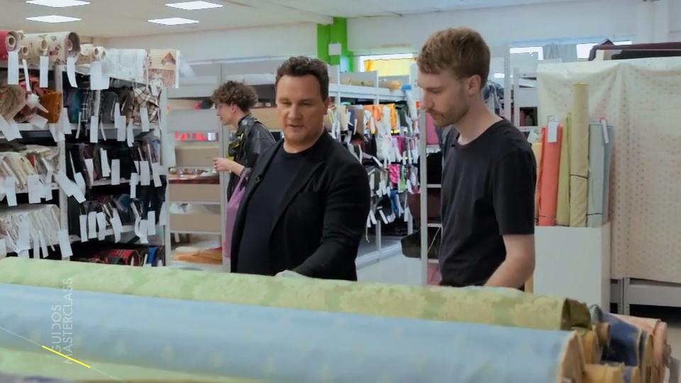 Die Designer auf der Suche nach dem besten Stoff Die Designer auf der Suche nach dem besten Stoff