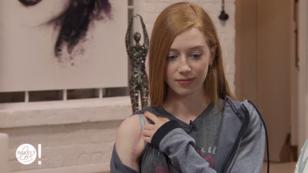 Kira leidet unter einer Narbe am Arm Kira leidet unter einer Narbe am Arm