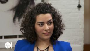 Liliana stören die Haare in ihrem Gesicht Liliana stören die Haare in ihrem Gesicht