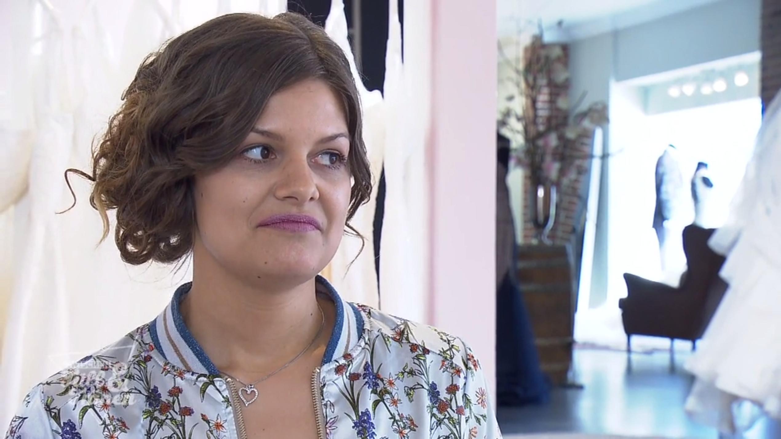 Gefällt Laura das bestellte Kleid noch? Gefällt Laura das bestellte Kleid noch?