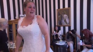 Braut Anna ist überglücklich über ihr Brautkleid Braut Anna ist überglücklich über ihr Brautkleid