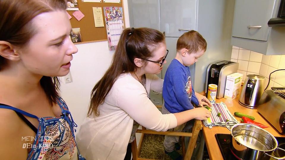 Max wird ins Kochen einbezogen Max wird ins Kochen einbezogen