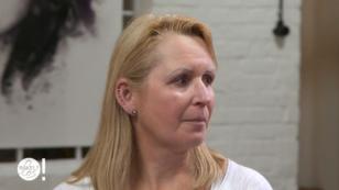 Silke leidet unter ihren Augenbrauen Silke leidet unter ihren Augenbrauen