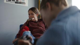Luna lässt sich von Tammy tätowieren Luna lässt sich von Tammy tätowieren