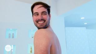 Daniel ist von seinen Rückenhaaren befreit Daniel ist von seinen Rückenhaaren befreit