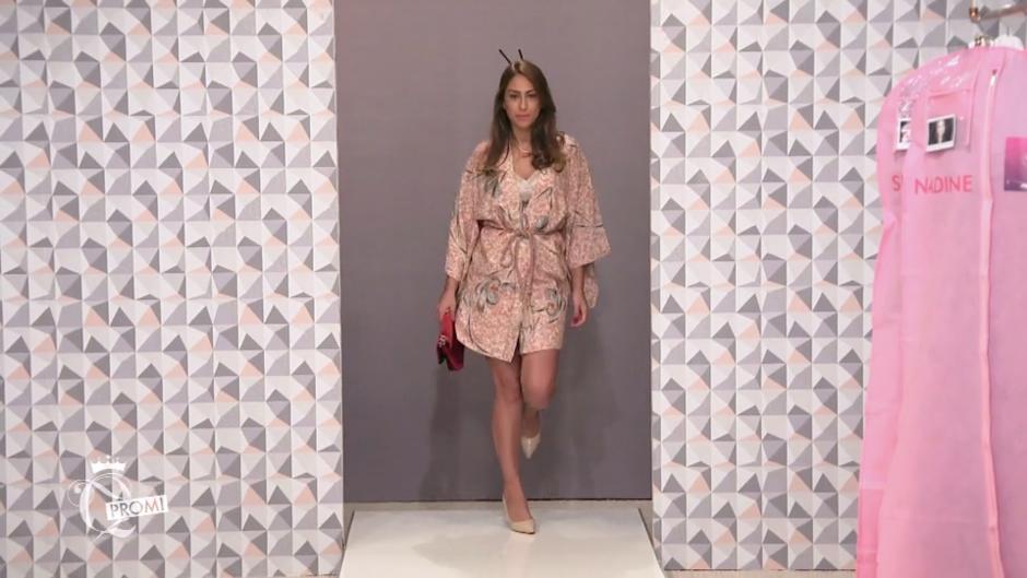 Sie bringt im sexy Kimono den Catwalk zum Strahlen Sie bringt im sexy Kimono den Catwalk zum Strahlen