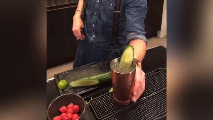 Rocco mixt einen "Moscow Mule" Rocco mixt einen "Moscow Mule"