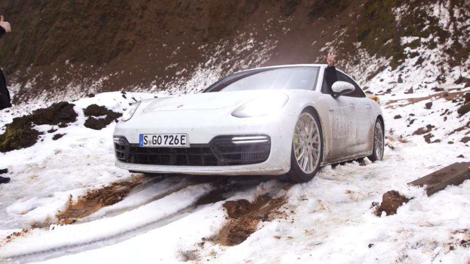 Offroad mit einem Sportwagen Offroad mit einem Sportwagen