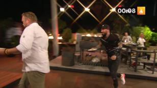 Trotz nur einer Hand steht da ein Dessert Trotz nur einer Hand steht da ein Dessert