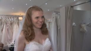 Jeanines Brautkleid wird figurbetont Jeanines Brautkleid wird figurbetont