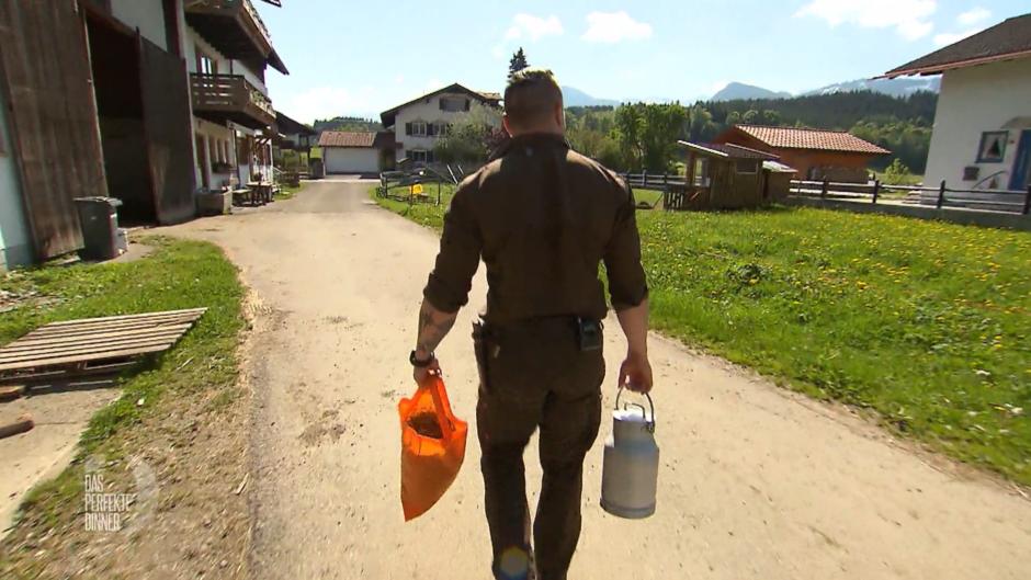 Simon holt seine Milch noch mit der Kanne Simon holt seine Milch noch mit der Kanne
