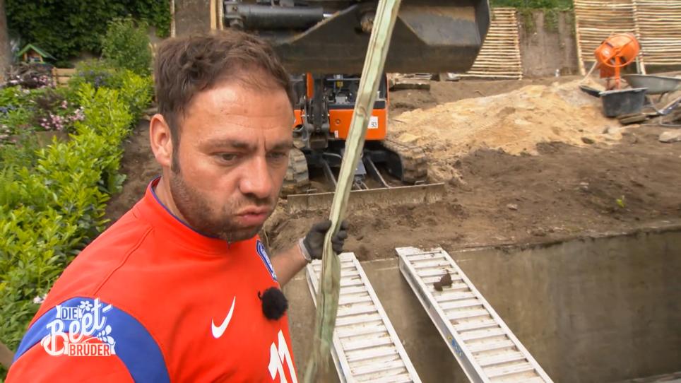 2,5 Tonnen Steine müssen den Hang rauf 2,5 Tonnen Steine müssen den Hang rauf