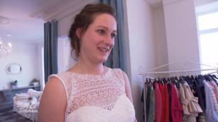 Tabea wird unter den drei Kleidern fündig Tabea wird unter den drei Kleidern fündig
