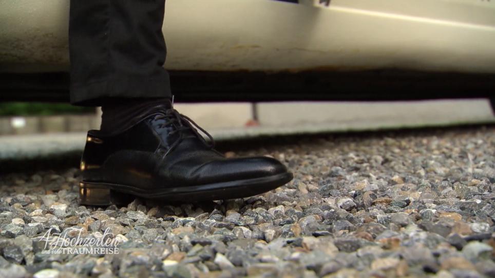 Wessen Mann steigt aus der Limousine? Wessen Mann steigt aus der Limousine?