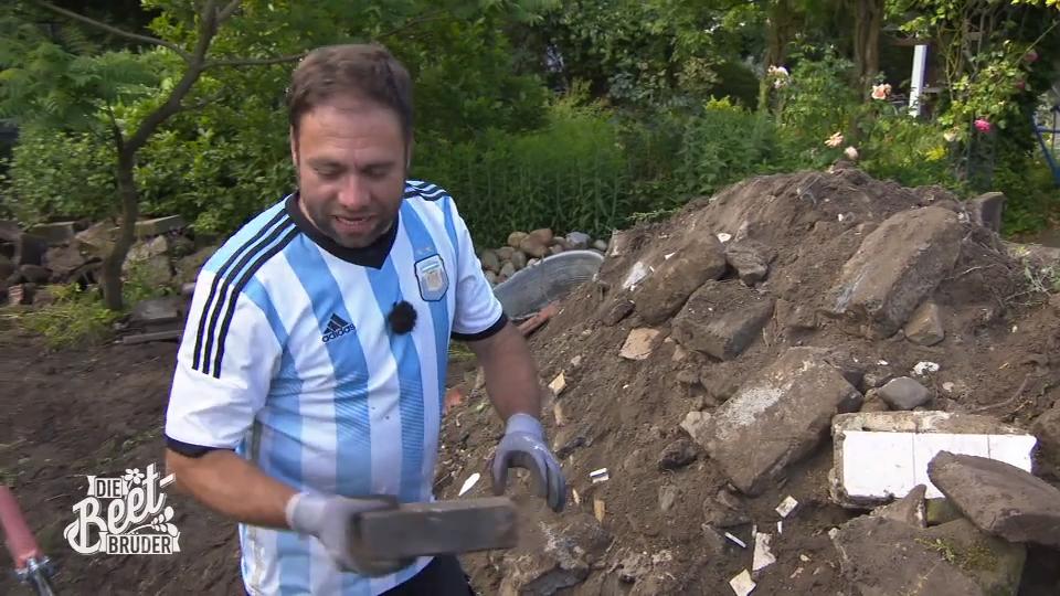 Der ganze Boden ist voller Schutt Der ganze Boden ist voller Schutt
