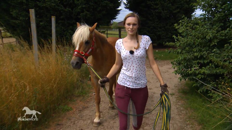 Jenny zeigt stolz ihre Fortschritte Jenny zeigt stolz ihre Fortschritte