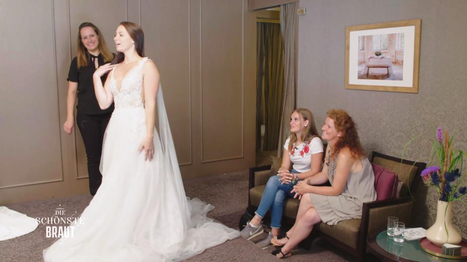 Milena probiert ein Kleid mit zwei Schleiern an Milena probiert ein Kleid mit zwei Schleiern an