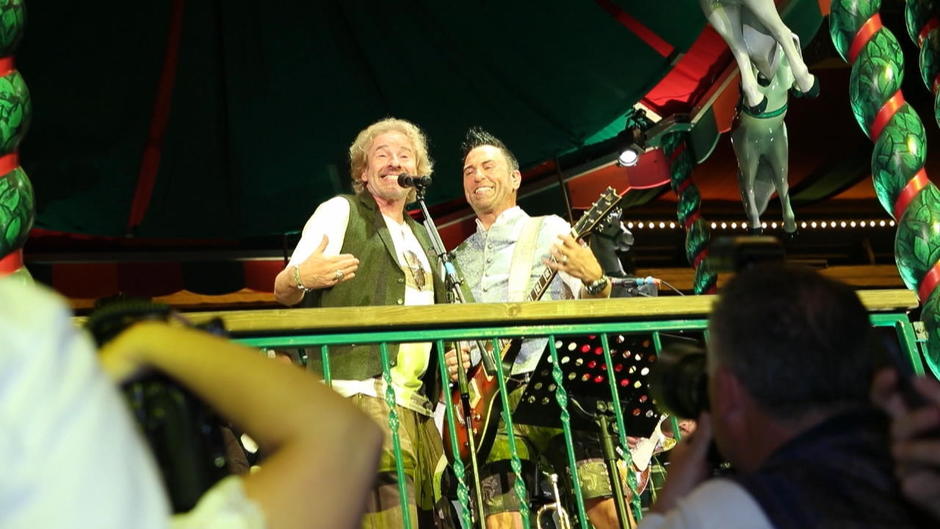Hier singt Gottschalk seiner Karina ein Liebeslied Hier singt Gottschalk seiner Karina ein Liebeslied