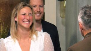 Stefan überrascht Laura von der Seite Stefan überrascht Laura von der Seite
