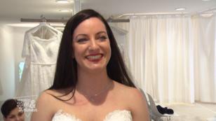 Nun weiß Angelina, welches Kleid sie will Nun weiß Angelina, welches Kleid sie will