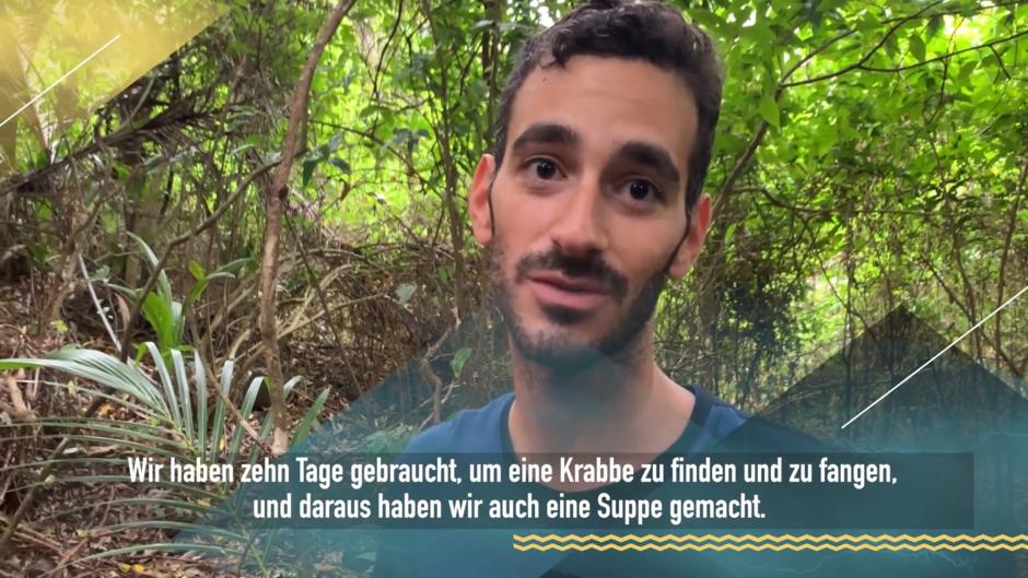 Abdallah lässt sich die Kokosnussfalle zeigen Abdallah lässt sich die Kokosnussfalle zeigen