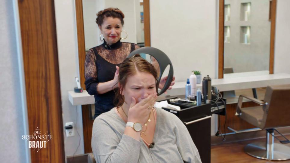Die Brautfrisur rührt Anna zu Tränen Die Brautfrisur rührt Anna zu Tränen