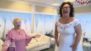 Gabriela und Johann haben ihre Hochzeitskleidung Gabriela und Johann haben ihre Hochzeitskleidung