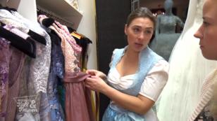 Profi Sarah Tack muss hier Dirndl-Hilfe leisten Profi Sarah Tack muss hier Dirndl-Hilfe leisten