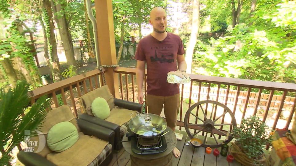 Alex geht sein Dinner entspannt an Alex geht sein Dinner entspannt an