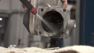 Die Drosselklappe muss gereinigt werden Die Drosselklappe muss gereinigt werden