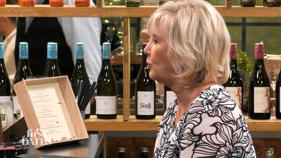 Ingrid ignoriert ihren Datepartner zunächst Ingrid ignoriert ihren Datepartner zunächst